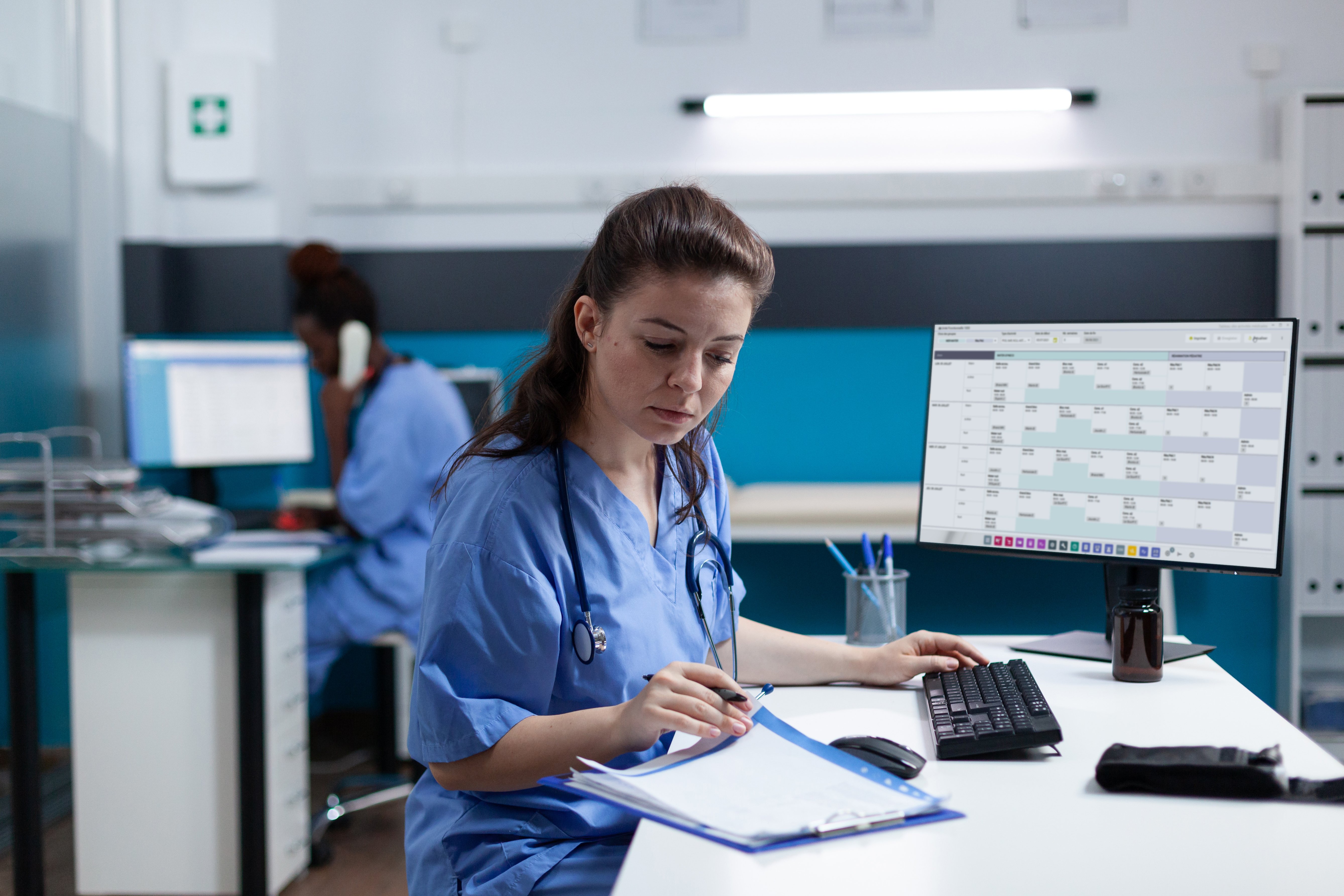 Une femme personnelle non médical devant un planning Chronos