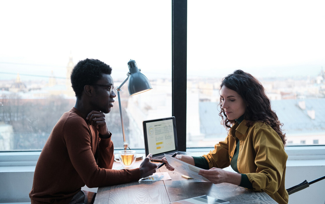 Un homme et une femme face à face pour un entretien professionnel