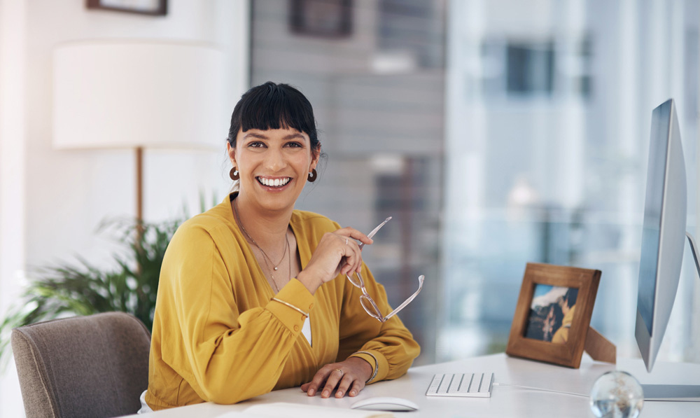 MASFIP-femme-bureau-jaune