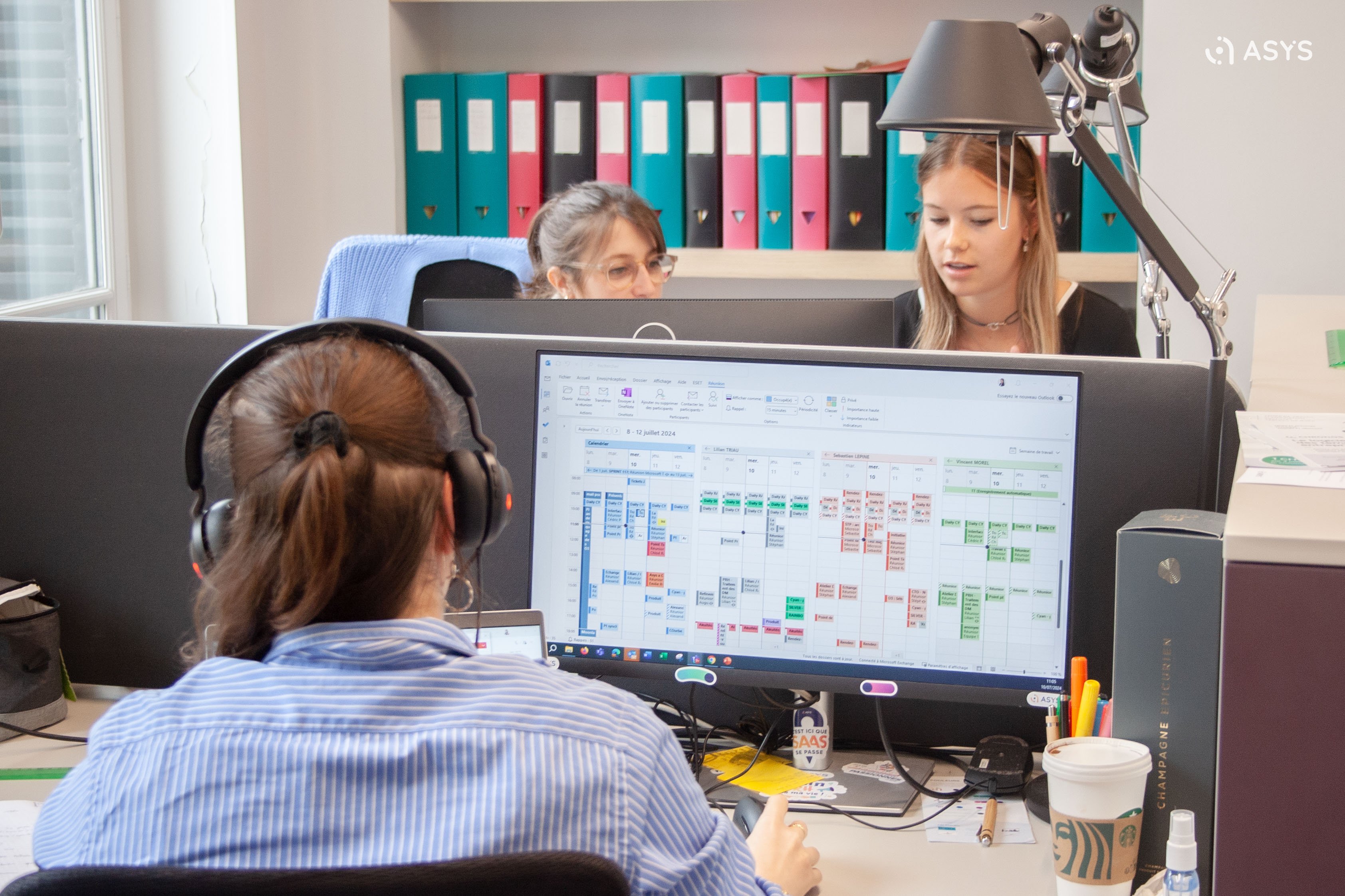 Une personne devant son ordinateur avec plusieurs calendriers ouverts